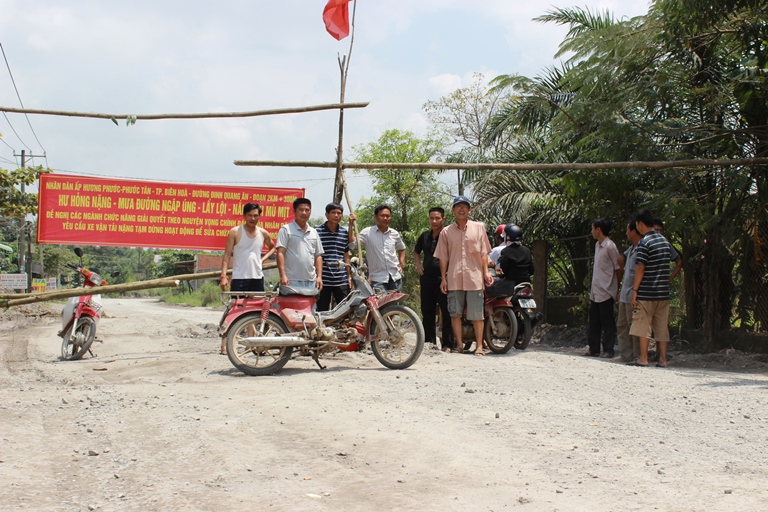 Đồng Nai: Bức xúc xe quá tải cày nát đường, dân lập rào chặn xe