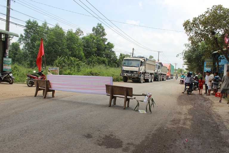 Đồng Nai: Bức xúc xe quá tải cày nát đường, dân lập rào chặn xe
