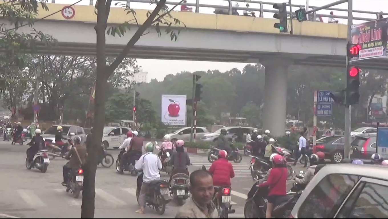 Vượt đèn đỏ hàng loạt…nguy hiểm rình rập