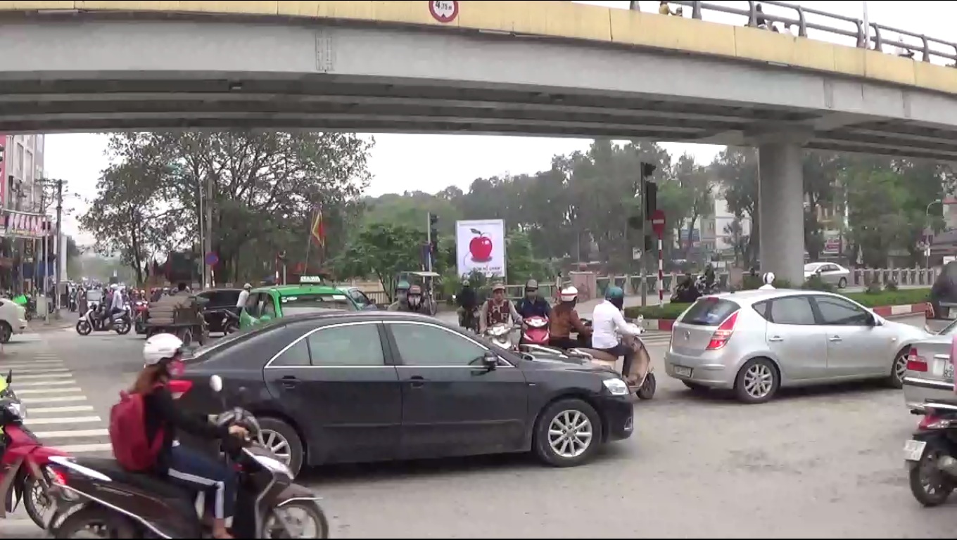 Vượt đèn đỏ hàng loạt…nguy hiểm rình rập