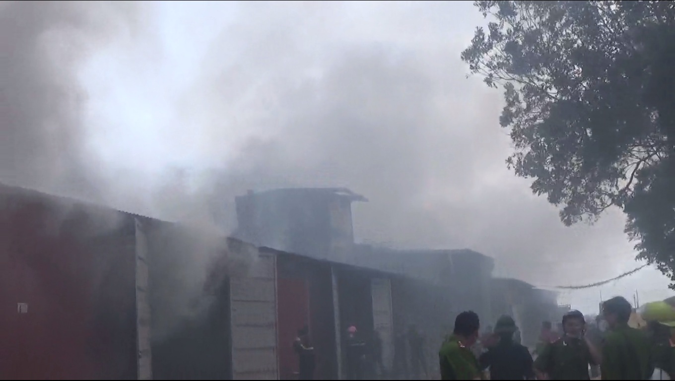 Cháy lớn tại chợ Vình Hưng - Hà Nội gây thiệt hại nặng nề