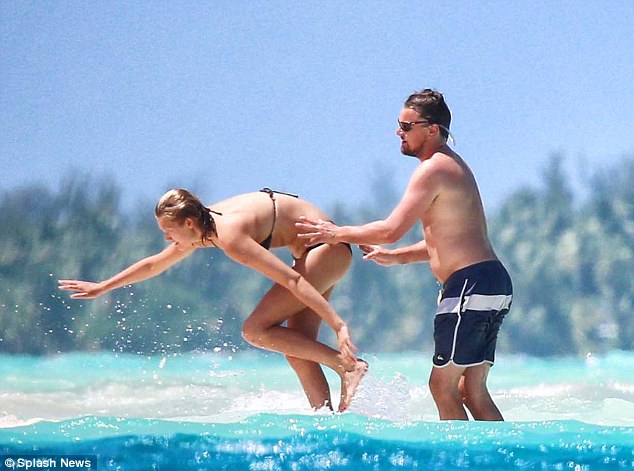 Leonardo DiCaprio hôn đắm đuổi bồ trẻ trên bãi biển 