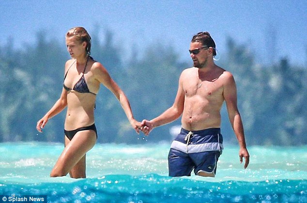 Leonardo DiCaprio hôn đắm đuổi bồ trẻ trên bãi biển 
