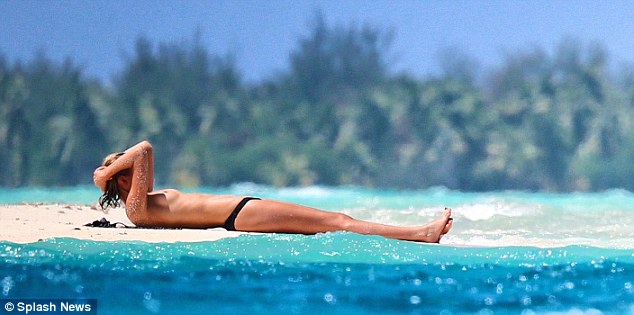 Leonardo DiCaprio hôn đắm đuổi bồ trẻ trên bãi biển 