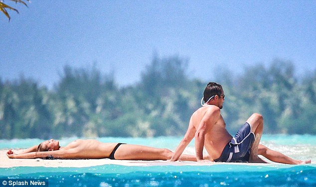 Leonardo DiCaprio hôn đắm đuổi bồ trẻ trên bãi biển 