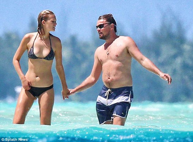 Leonardo DiCaprio hôn đắm đuổi bồ trẻ trên bãi biển 