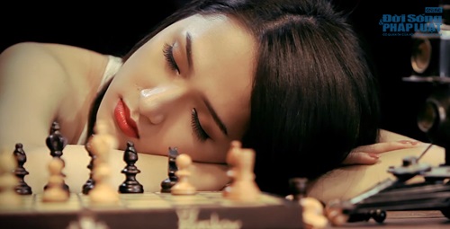 Hương giang idol nhốt mình trong phòng suy nghĩ về tình yêu 