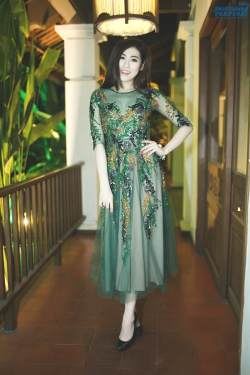 Diện đồ xuyên thấu khéo léo và gợi cảm như Sao
