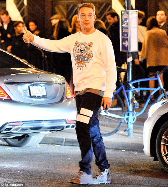 Katy Perry bị bắt gặp vào khách sạn cùng trai lạ Katy Perry bị bắt gặp vào khách sạn cùng trai lạ