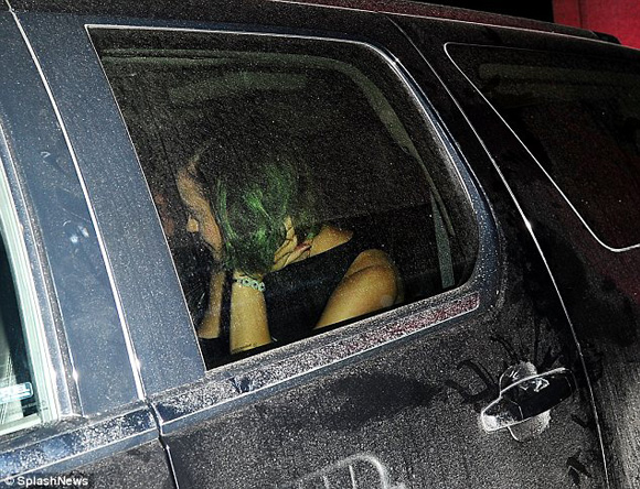 Katy Perry bị bắt gặp vào khách sạn cùng trai lạ Katy Perry bị bắt gặp vào khách sạn cùng trai lạ