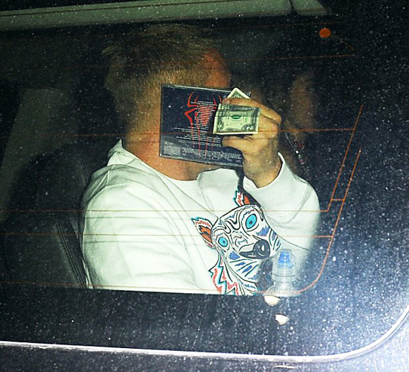 Katy Perry bị bắt gặp vào khách sạn cùng trai lạ Katy Perry bị bắt gặp vào khách sạn cùng trai lạ