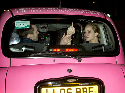 Jennifer Lawrence giơ 'ngón tay thối' khi bị săn hình