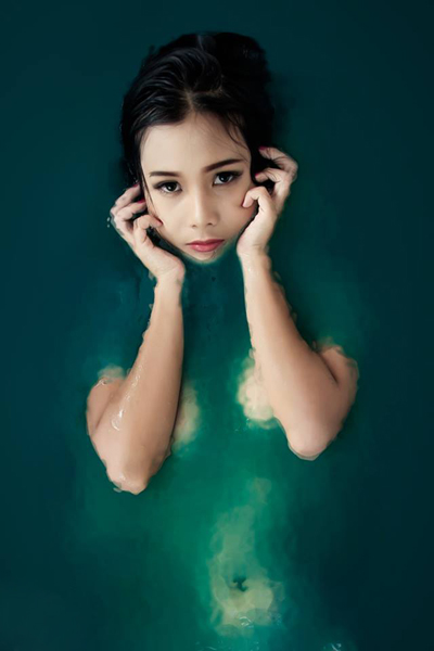 Người mẫu Xuân Thùy nude khoe body dưới nước