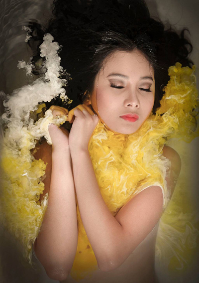 Người mẫu Xuân Thùy nude khoe body dưới nước