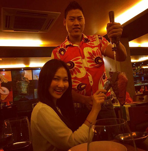 Kim Hiền thử váy cưới trước ngày lên xe hoa