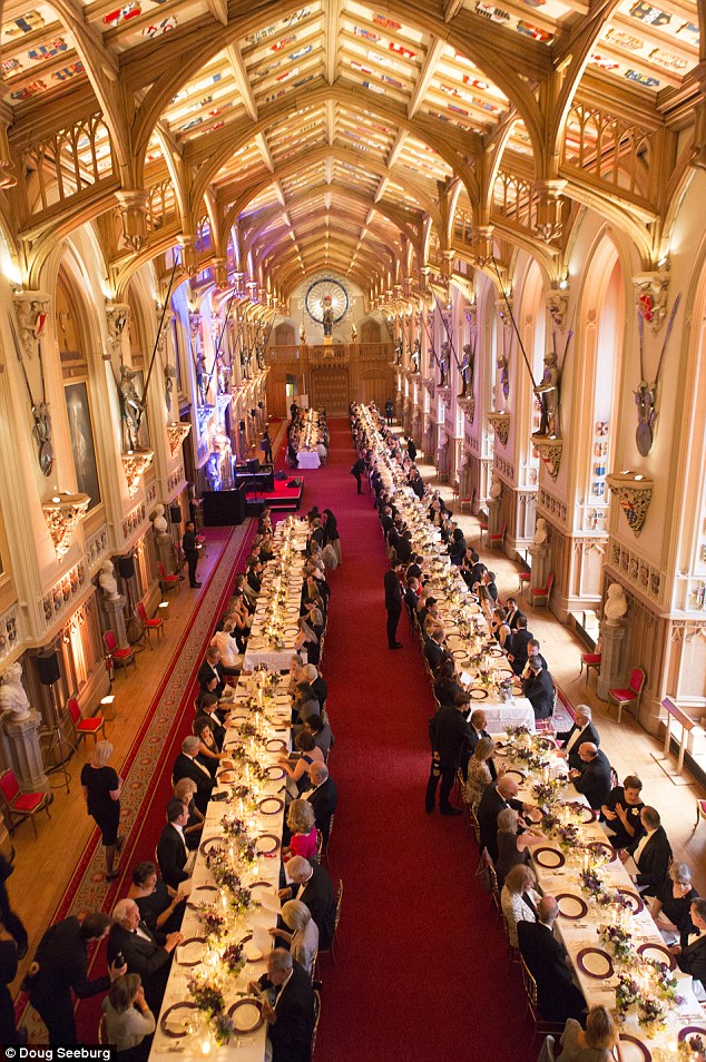 Emma Waston lộng lẫy đến tham dự tiệc tại lâu đài Hoàng tử Anh 