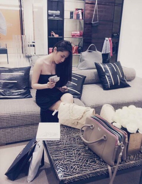 Những ồn ào của Thủy Tiên từ thuở mới vào nghề đến hiện tại 