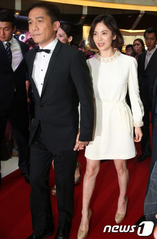 Giày nude - 'bảo bối' kéo dài chân của Song Hye Kyo