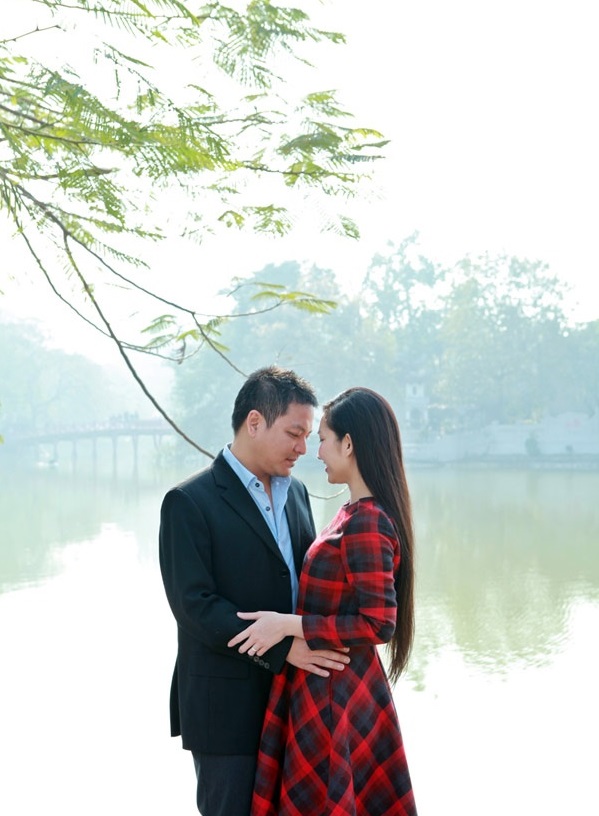 Bắt gặp Kim Hiền thân thiết với chồng sắp cưới tại Hồ Gươm