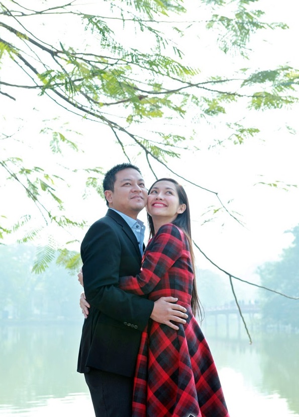 Bắt gặp Kim Hiền thân thiết với chồng sắp cưới tại Hồ Gươm