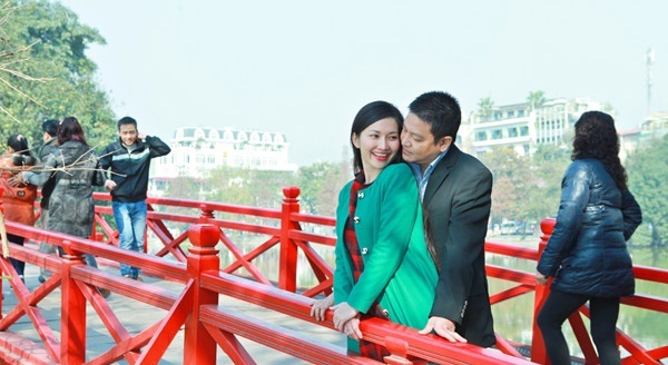 Bắt gặp Kim Hiền thân thiết với chồng sắp cưới tại Hồ Gươm