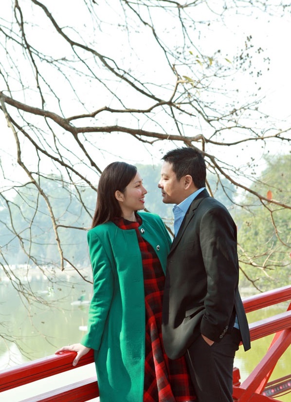 Bắt gặp Kim Hiền thân thiết với chồng sắp cưới tại Hồ Gươm