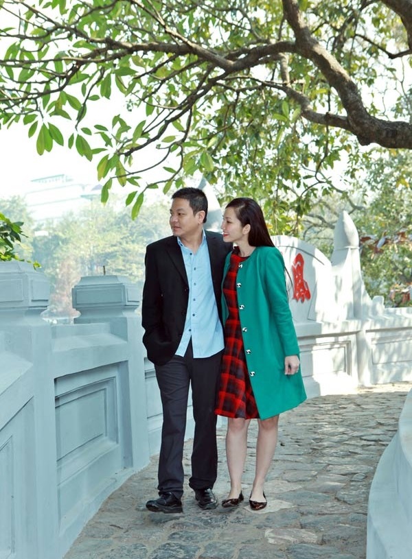 Bắt gặp Kim Hiền thân thiết với chồng sắp cưới tại Hồ Gươm