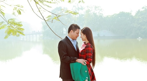 Bắt gặp Kim Hiền thân thiết với chồng sắp cưới tại Hồ Gươm