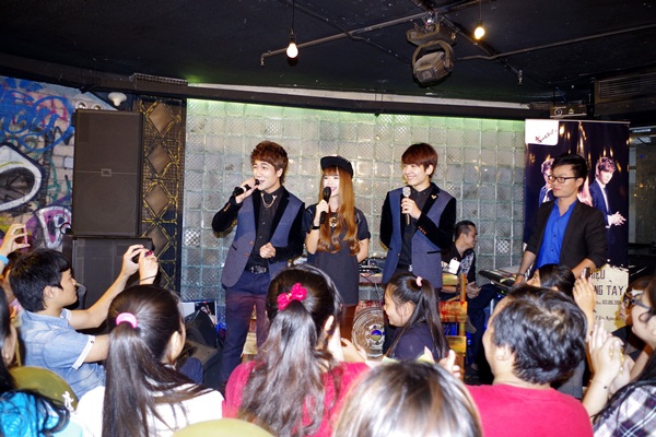 Fan cười té ghế với màn tạo dáng 