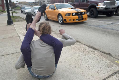 Mẫu Playboy “ăn xin” trên đường phố 