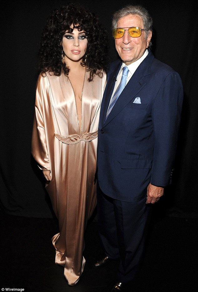 Lady Gaga già nua với váy ngủ và tóc tổ quạ