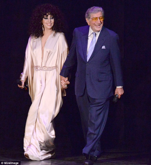 Lady Gaga già nua với váy ngủ và tóc tổ quạ