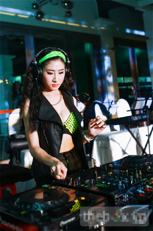 Trang phục diễn nóng bỏng của các DJ sexy nhất Vbiz Trang phục diễn nóng bỏng của các DJ sexy nhất Vbiz