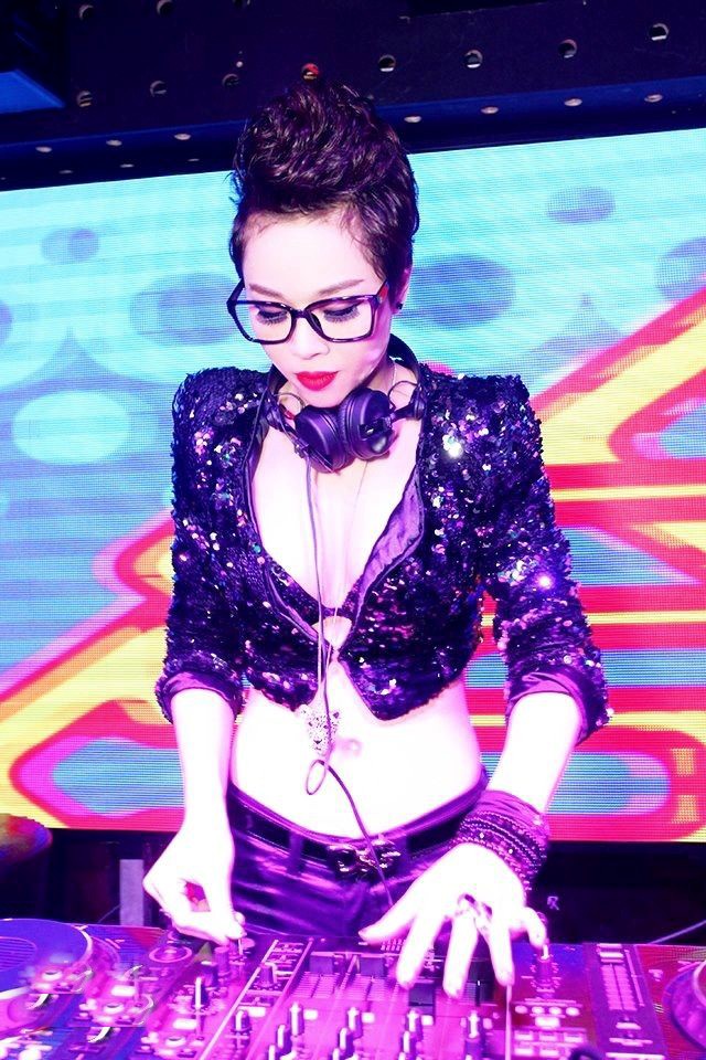 Trang phục diễn nóng bỏng của các DJ sexy nhất Vbiz Trang phục diễn nóng bỏng của các DJ sexy nhất Vbiz