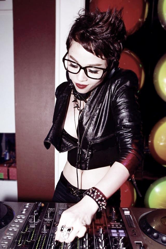 Trang phục diễn nóng bỏng của các DJ sexy nhất Vbiz Trang phục diễn nóng bỏng của các DJ sexy nhất Vbiz