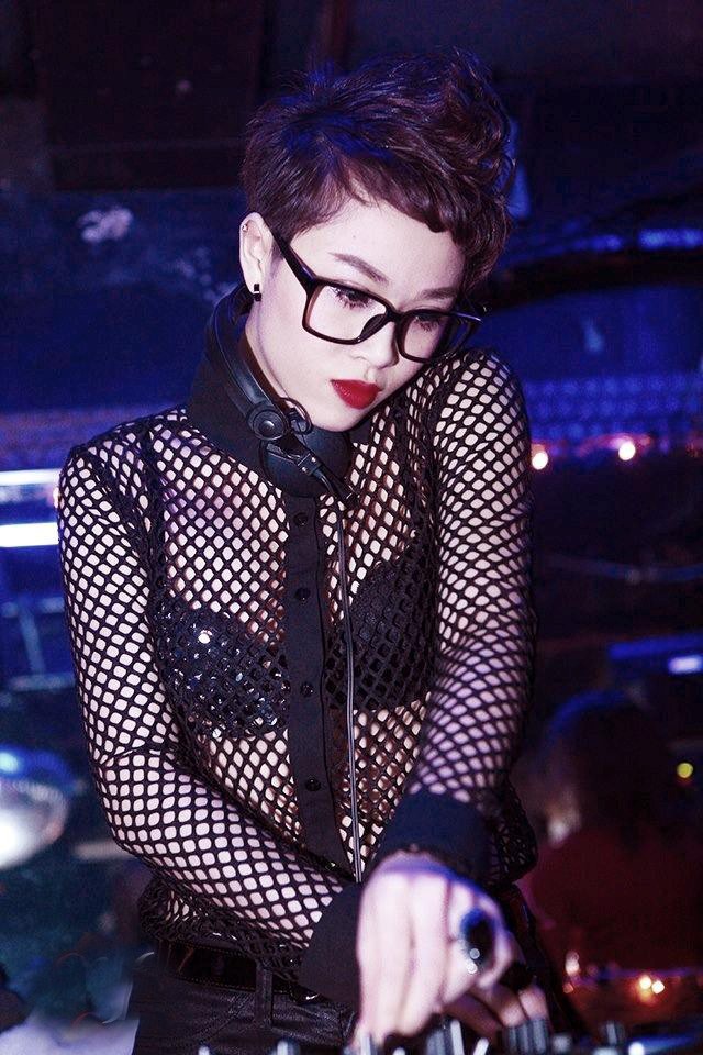 Trang phục diễn nóng bỏng của các DJ sexy nhất Vbiz Trang phục diễn nóng bỏng của các DJ sexy nhất Vbiz