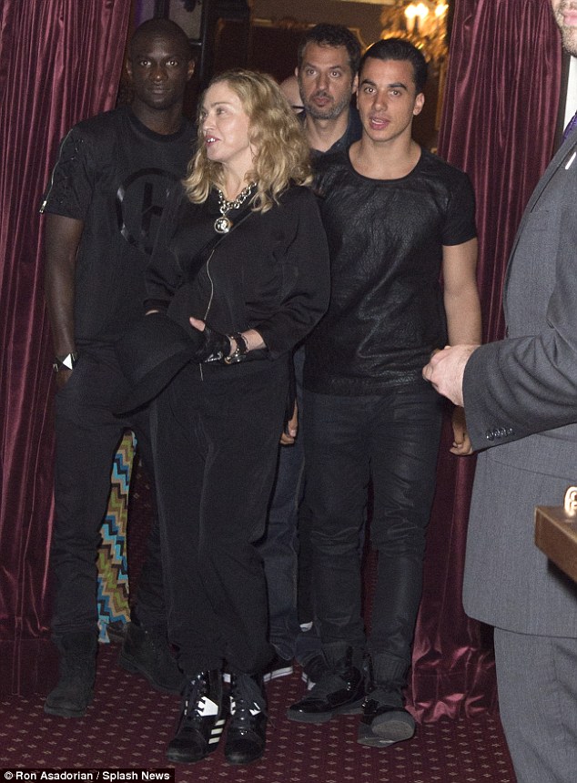 Madonna cặp kè phi công kém 30 tuổi