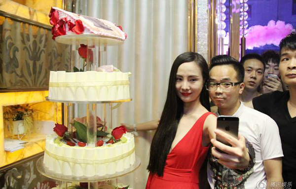 Can Lộ Lộ táo bạo vạch áo chứng minh còn Can Lộ Lộ táo bạo vạch áo chứng minh còn