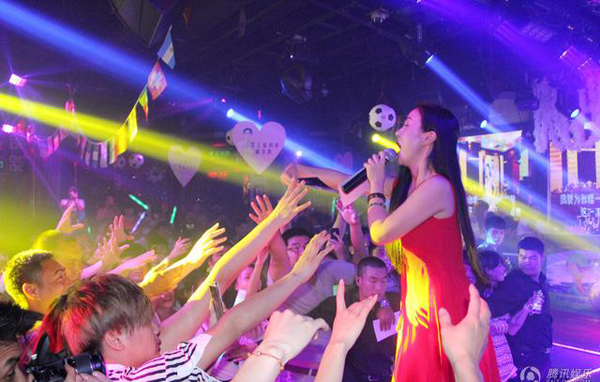 Can Lộ Lộ táo bạo vạch áo chứng minh còn Can Lộ Lộ táo bạo vạch áo chứng minh còn