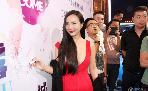 Can Lộ Lộ táo bạo vạch áo chứng minh còn Can Lộ Lộ táo bạo vạch áo chứng minh còn