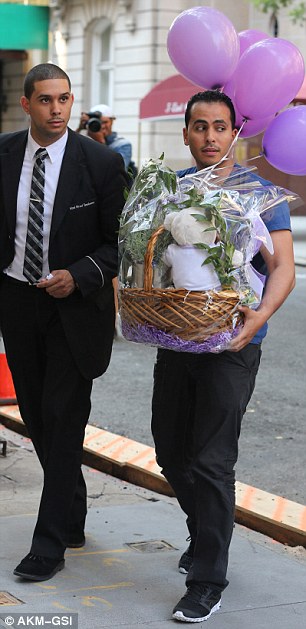 Miranda Kerr được tặng bó hoa hồng khổng lồ từ người hâm mộ bí mậ