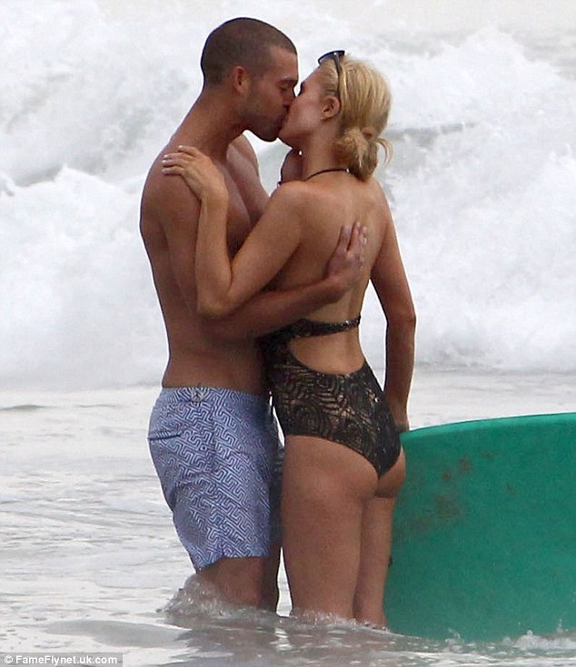 Paris Hilton lộ ngực lép khi đi biển