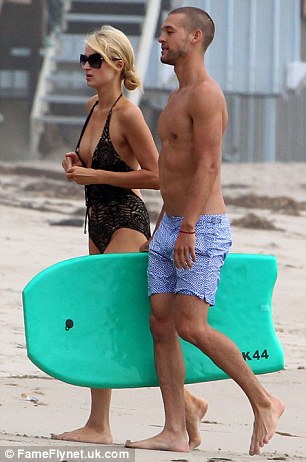 Paris Hilton lộ ngực lép khi đi biển