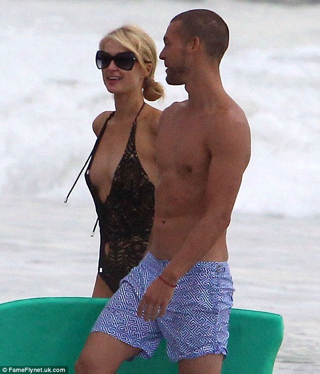 Paris Hilton lộ ngực lép khi đi biển