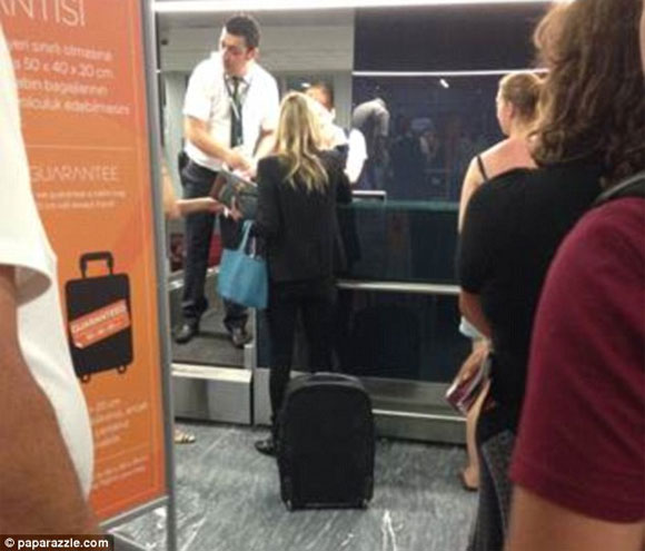 Cả chuyến bay bị hoãn vì Kate Moss say bí tỉ