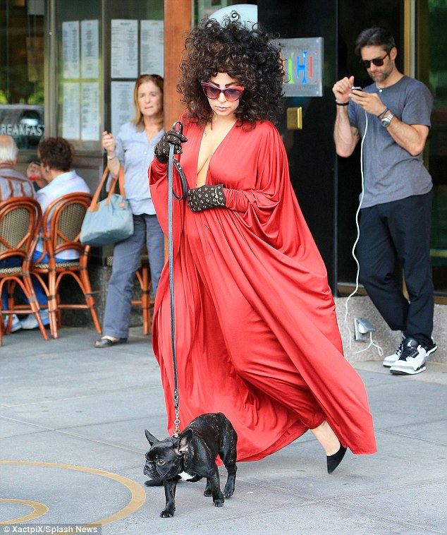 Lady Gaga từ phòng ngủ bước ra đường phố New York