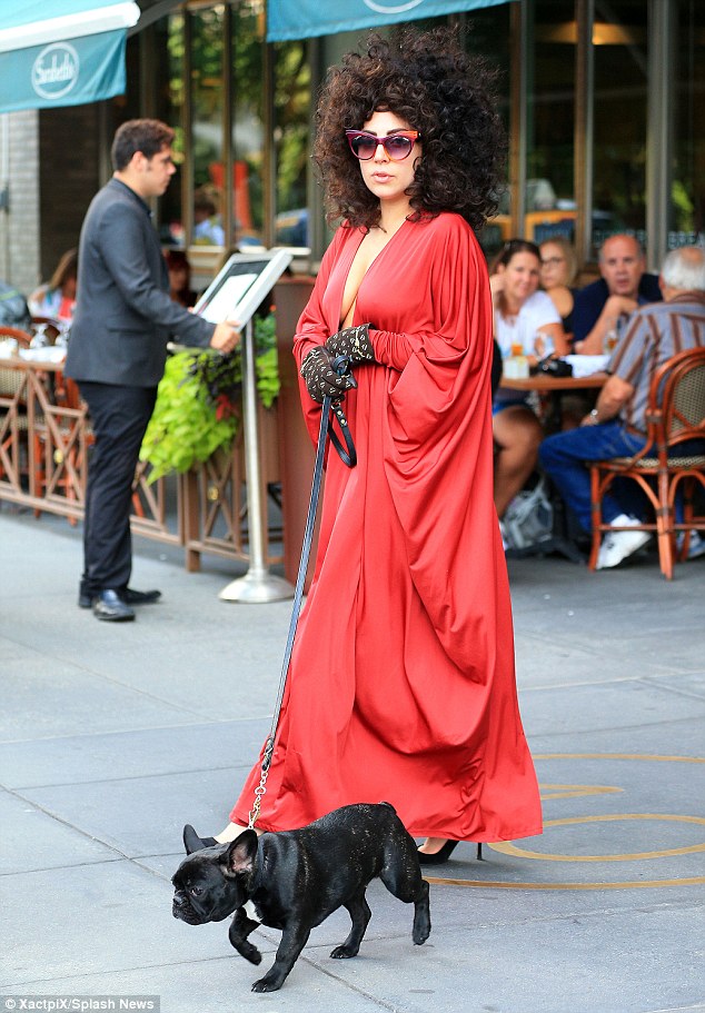 Lady Gaga từ phòng ngủ bước ra đường phố New York