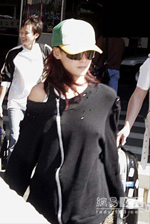 Ồ ạt mỹ nhân hưởng ứng ngày không-mặc-áo-ngực 