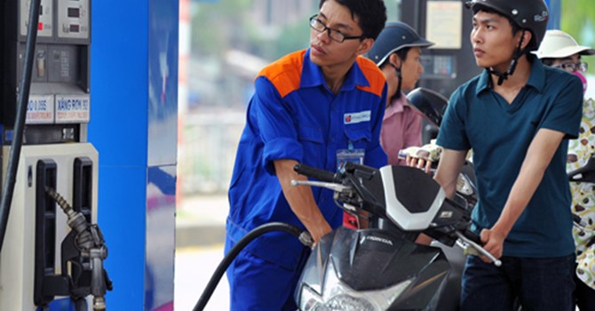 Giá xăng tiếp tục giảm 670 đồng/lít từ trưa ngày 13/10 Giá xăng tiếp tục giảm 670 đồng/lít từ trưa ngày 13/10