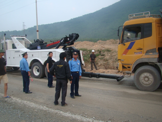 Thấy xe chuyên dụng “khủng” của thanh tra, nhiều xe tải 